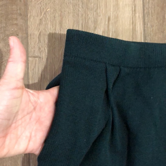 ST. JOHN COLLECTION 2-Piece Knit Set - Sleeveless Top & Pleated Trouser Pants - Picture 8 of 13